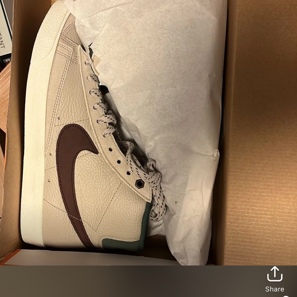 NIKE BLAZER SIZE 10